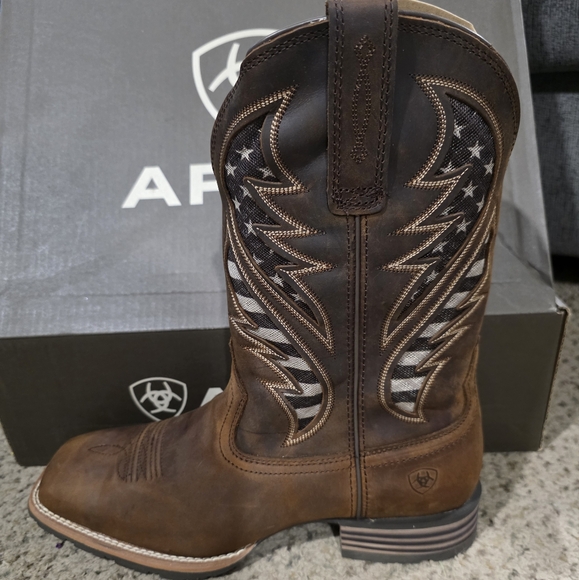 Ariat Brown Boots with Star Pattern - Picture 1 of 6